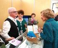 Doña Sofía conversa con varias personas que se encontraban en los stands de la exposición